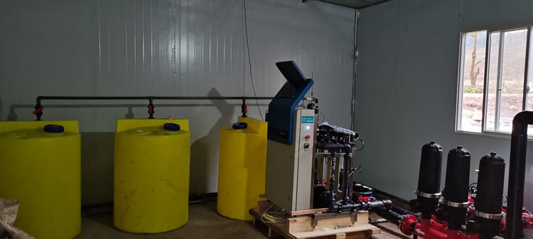 Multi-span glass greenhouse installation attention Multi-span glass greenhouse installation attention